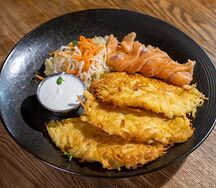 Брамбораки с семгой