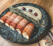 Куриные рулетики в беконе