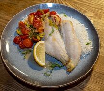 Филе морского окуня в винном соусе