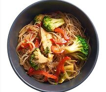 Салат с фунчозой и овощами