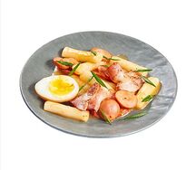 Токпокки с сосисками и беконом