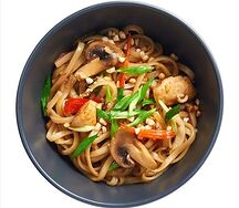 Вок с курицей и кальмаром