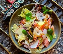 Тёплый салат с курицей и кунжутной заправкой
