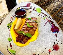 Утиная грудка с морковным пюре и пряной грушей