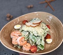 Салат Цезарь с креветками