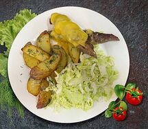 Говяжий люля-кебаб, запеченный с сыром и домашним картофелем