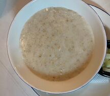 Каша овсяная на молоке с грушей