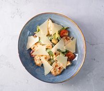 Салат Цезарь с курицей