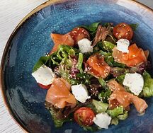 Салат с лососем и мягким сыром