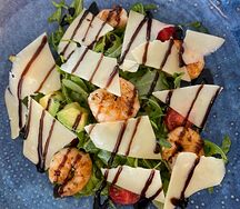 Салат с рукколой и креветками