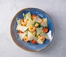 Салат Цезарь с креветками