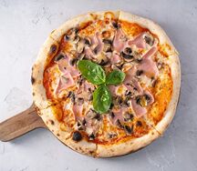 Пицца с ветчиной и грибами