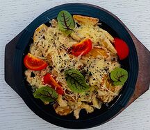 Курица в сливочном соусе с овощами