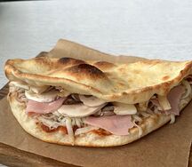 Пицца-сэндвич с ветчиной и грибами 
