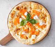 Пицца с моцареллой и лососем