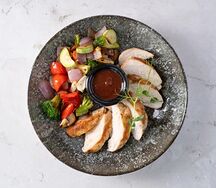 Куриная грудка с овощами