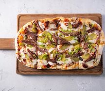 Пицца Римская с говядиной и корнишонами