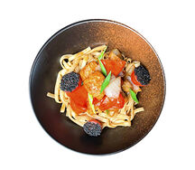 Лапша удон с лососем и грибами