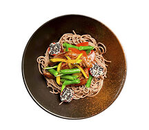 Гречневая лапша с курицей и древесными грибами