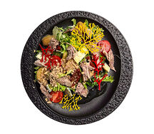 Салат с горгонзолой, индейкой и печеной грушей