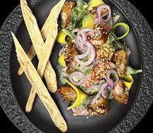 Салат с помидором и жареным кларием