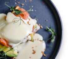 Бенедикт с лососем и авокадо на картофельной вафле