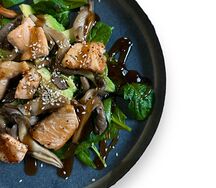 Салат с лососем и авокадо 