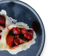 Блины с клубникой