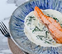 Лосось со сливками и шпинатом