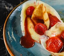 Блины с клубникой