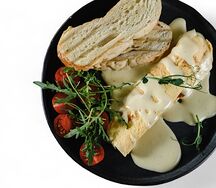 Омлет с голландским соусом и чиабаттой гриль 