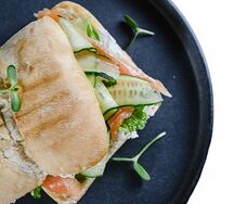 Сэндвич с лососем и крем-чизом