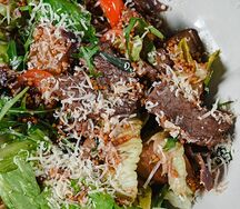 Тёплый салат с телятиной и баклажаном