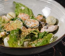 Тёплый салат с курицей и черносливом