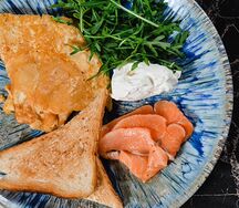 Омлет с творожным сыром и тостами гриль 