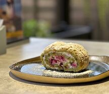 Фисташковый рулет с малиной