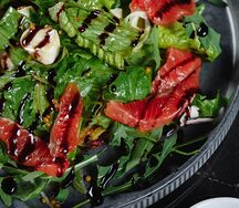 Салат с лососем и картофельным драником