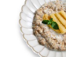 Овсяная каша с бананом и карамелью