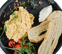 Скрембл с крем-чизом и чиабаттой гриль 