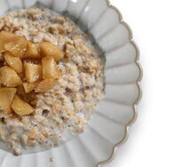 Овсяная каша с яблоком и корицей