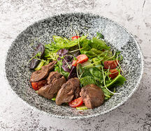 Теплый салат с куриной печени с соусом песто