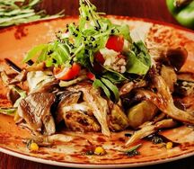 Салат с жареными вешенками и сыром Дорублю