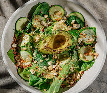 Зеленый салат с авокадо гриль