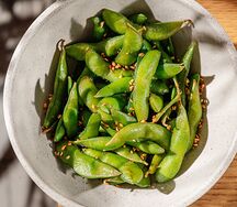 Бобы эдамаме в соусе из легкой сои
