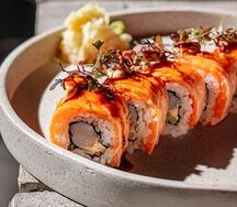 Ролл Опаленный лосось и креветка 