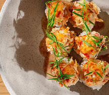 Теплый ролл с камчатским крабом