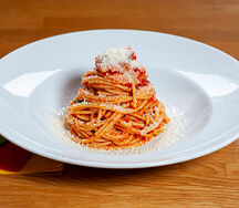 Спагетти с томатным соусом и базиликом