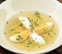 Бизнес-ланч Куриный бульон с яйцом и гренками