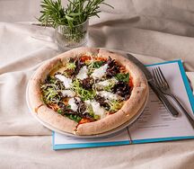 Со страчателлой и микс-салатом