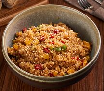 Жареный рис с курицей и овощами